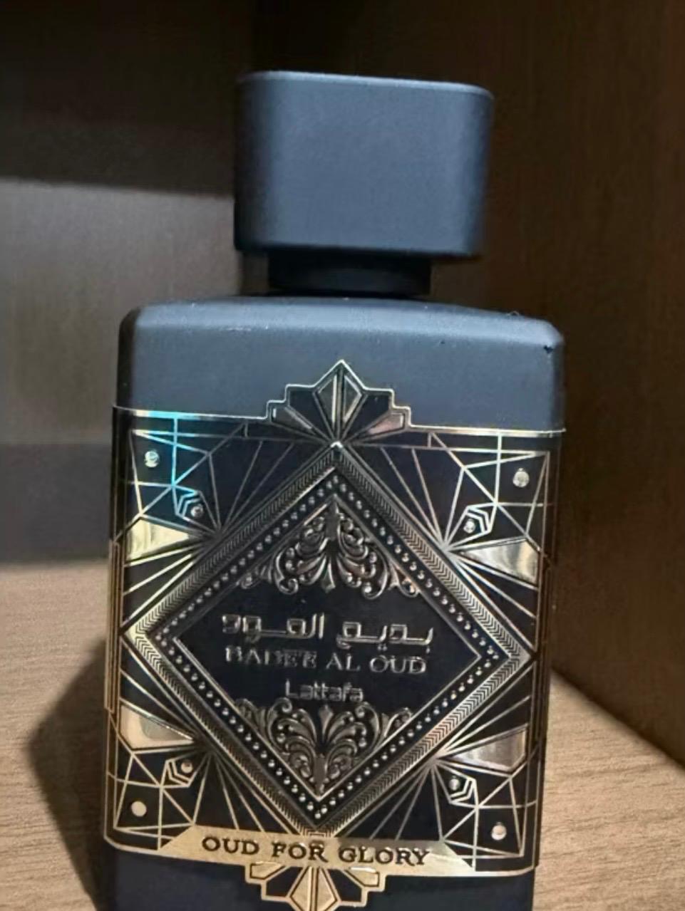 Frasco do perfume Lattafa Bade'e Al Oud Oud for Glory