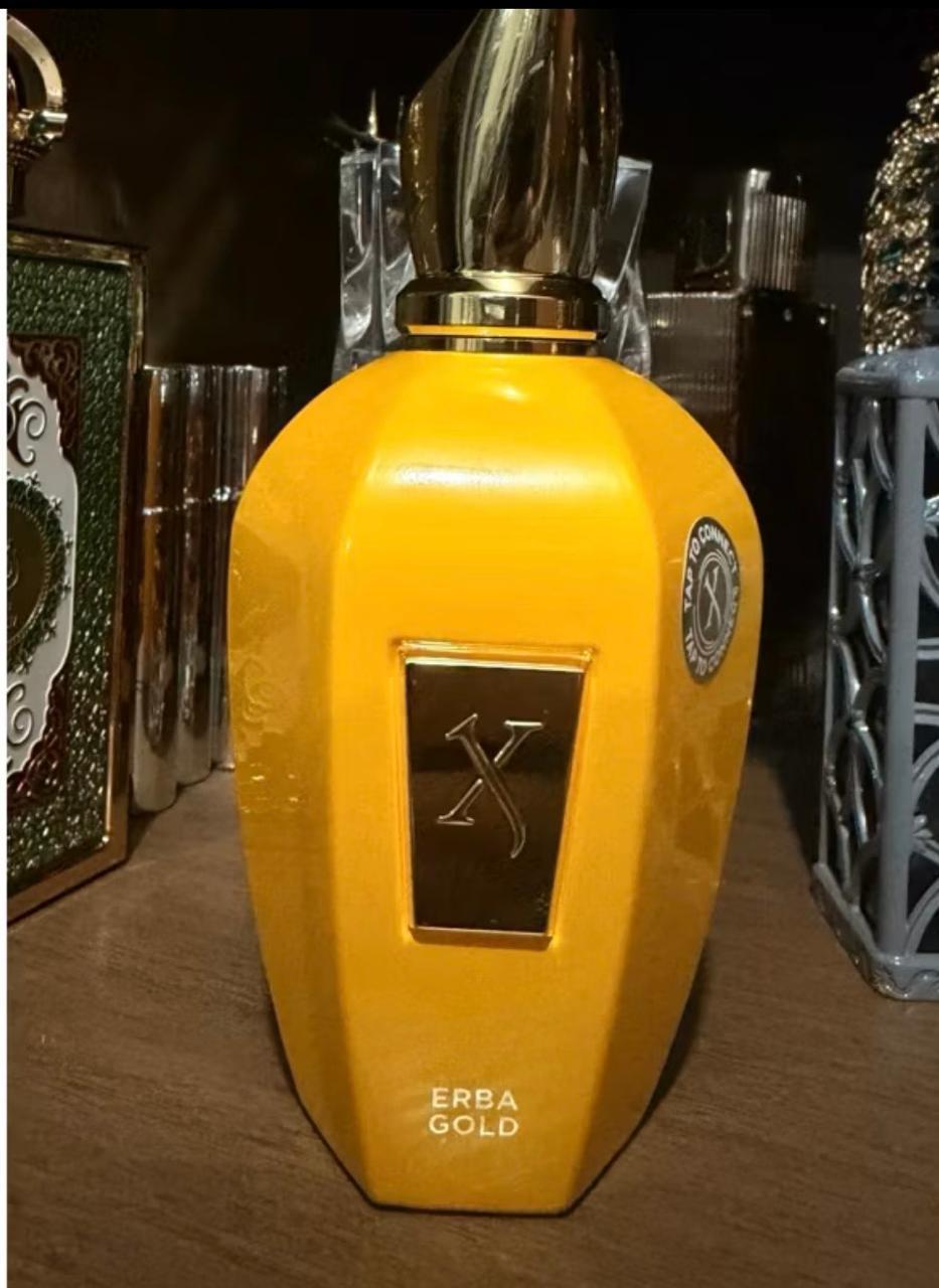 Frasco do perfume Xerjoff Sospiro Erba Gold